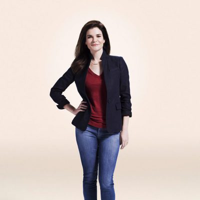 Betsy Brandt de pie con la mano en la cintura en la imagen promocional de la segunda temporada de 'La vida en piezas'