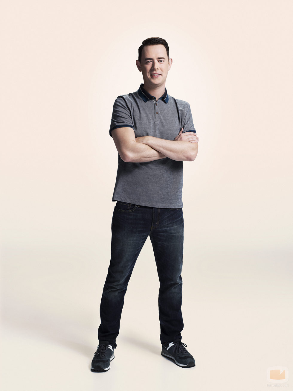 Colin Hanks con los brazos cruzados en la foto promocional de la segunda temporada de 'La vida en piezas'