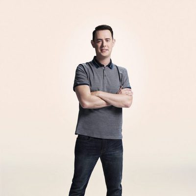 Colin Hanks con los brazos cruzados en la foto promocional de la segunda temporada de 'La vida en piezas'