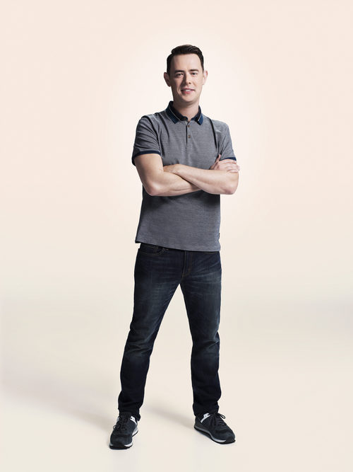 Colin Hanks con los brazos cruzados en la foto promocional de la segunda temporada de 'La vida en piezas'