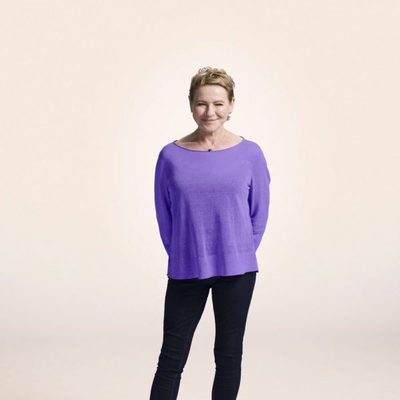Dianne Wiest con las manos en la espalda en la foto promocional de 'La vida en piezas'