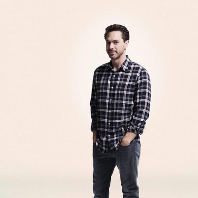 Thomas Sadoski con las manos en los bolsillos en la foto promocional de 'La vida en piezas'
