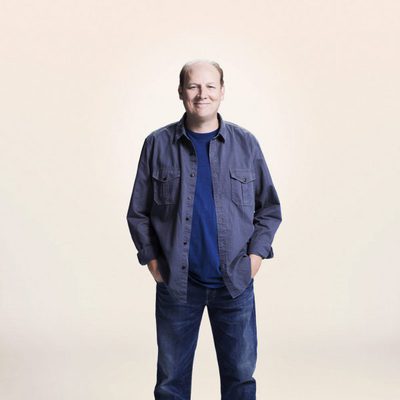 Dan Bakkedahl, con las manos en los bolsillos, en las fotos promocionales de 'La vida en piezas'
