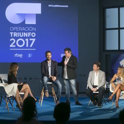 Mónica Naranjo, Manuel Martos, Joe Pérez-Orive y Noemí Galera junto a Roberto Leal y el resto del equipo de 'OT 2017'
