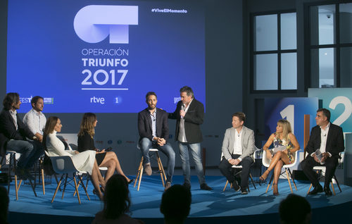 Mónica Naranjo, Manuel Martos, Joe Pérez-Orive y Noemí Galera junto a Roberto Leal y el resto del equipo de 'OT 2017'