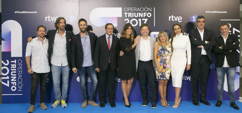 Manuel Martos, Joe Pérez-Orive, Roberto Leal, Noemí Galera y Mónica Naranjo posan en la presentación de 'OT 2017'