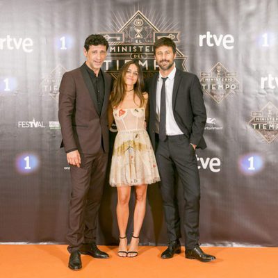 En el FesTVal, Nacho Fresneda, Macarena García y Hugo Silva, de 'El Ministerio del Tiempo', posan juntos