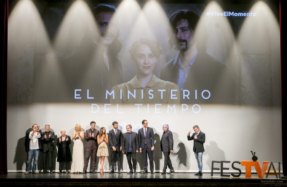 Actores de 'El Ministerio del Tiempo' con Javier Olivares en el escenario del FesTVal de Vitoria