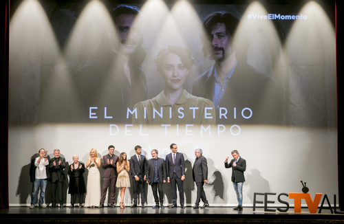 Actores de 'El Ministerio del Tiempo' con Javier Olivares en el escenario del FesTVal de Vitoria