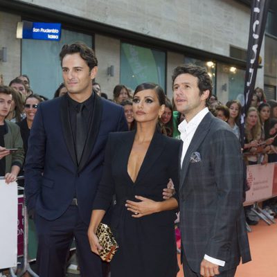 Asier Etxendía, Mónica Cruz y Diego Martín, de 'Velvet colección', posan en el FesTVal