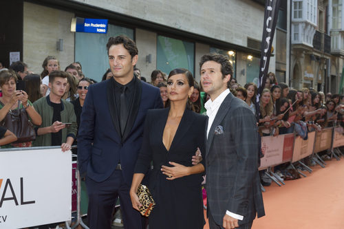 Asier Etxendía, Mónica Cruz y Diego Martín, de 'Velvet colección', posan en el FesTVal