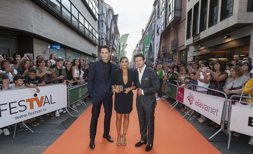 Los actores de 'Velvet colección', Asier Etxendía, Mónica Cruz y Diego Martín juntos en la alfombra naranja