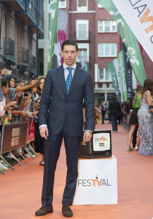 Pose de Adrián Lastra, de 'Velvet colección', en el FesTVal de Vitoria