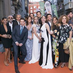 Los protagonistas de 'Velvet colección' posan juntos en la alfombra del FesTVal