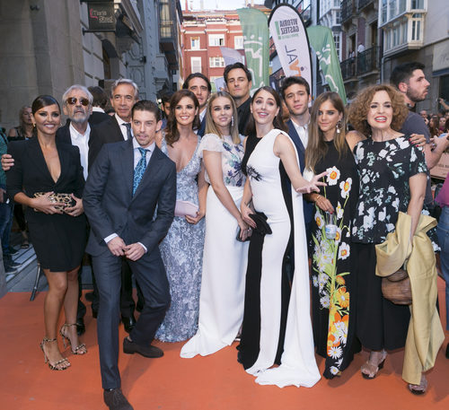 Los protagonistas de 'Velvet colección' posan juntos en la alfombra del FesTVal