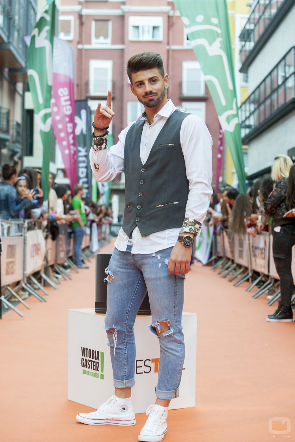 Isaac, participante de 'MTV Super Shore 3', posando en la alfombra naranja del FesTVal