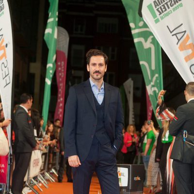 Álex Gadea en la alfombra naranja del FesTVal para la presentación de 'Tiempos de guerra'