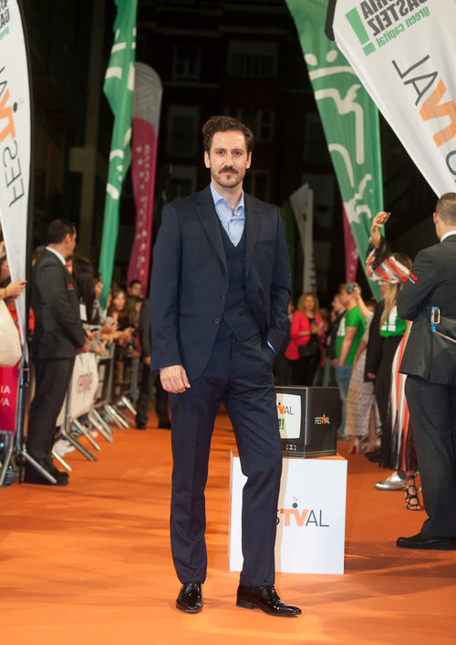 Álex Gadea en la alfombra naranja del FesTVal para la presentación de 'Tiempos de guerra'
