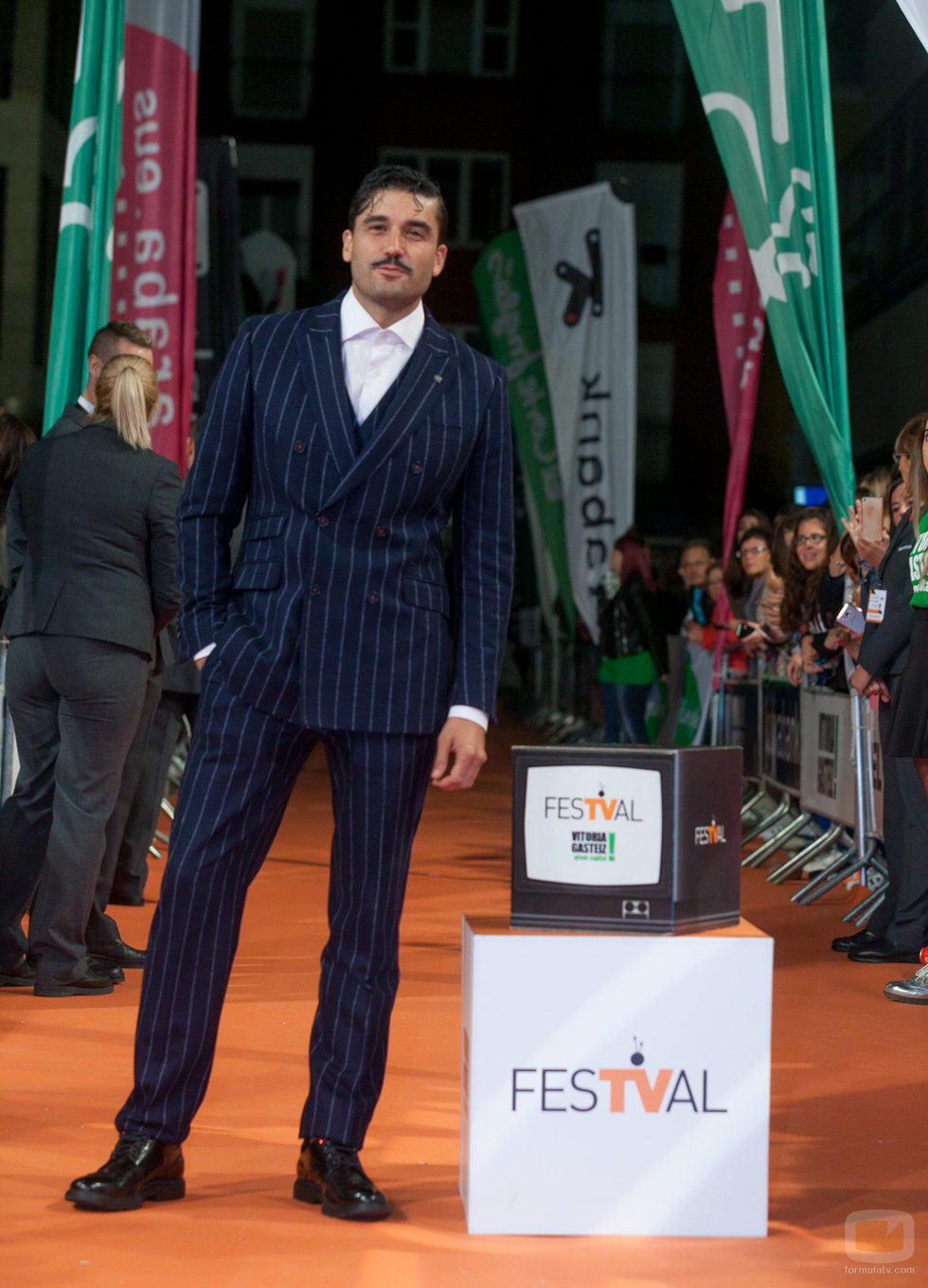 Álex García en la alfombra naranja del FesTVal para la presentación de 'Tiempos de guerra'