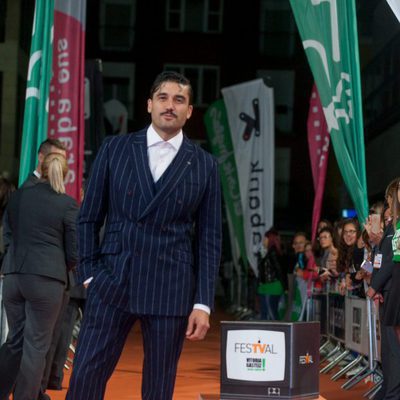 Álex García en la alfombra naranja del FesTVal para la presentación de 'Tiempos de guerra'