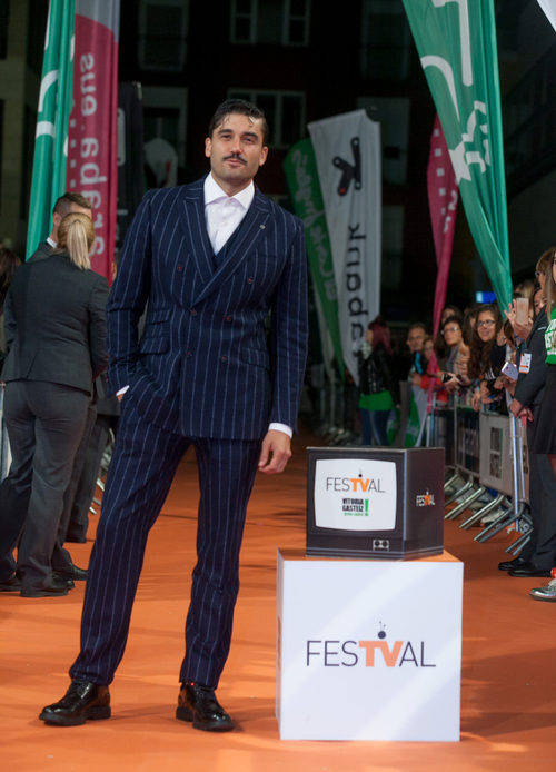 Álex García en la alfombra naranja del FesTVal para la presentación de 'Tiempos de guerra'