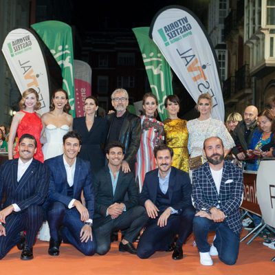 Reparto de la serie 'Tiempos de guerra' en la alfombra naranja del FesTVal