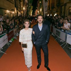 Amaia Salamanca y Álex Gadea en la alfombra naranja del FesTVal para la presentación de 'Tiempos de guerra'