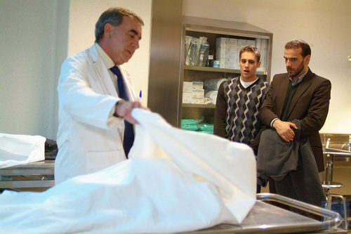 Martín Rivas y Luis Merlo en la morgue