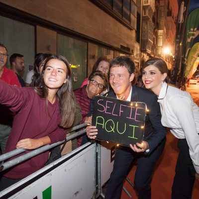 Eloy Azorín y Manuela Velasco, de 'Traición', se hacen un selfie con una fan en el FesTVal