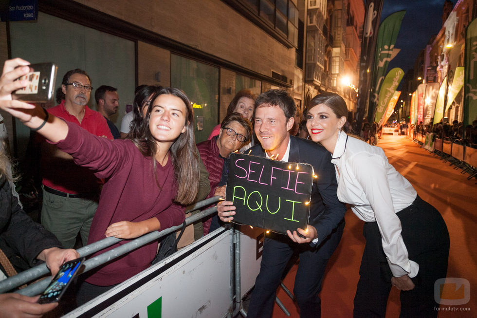Eloy Azorín y Manuela Velasco, de 'Traición', se hacen un selfie con una fan en el FesTVal