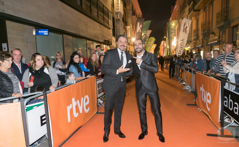 Carlos Bardem y Antonio Velázquez a su llegada a la alfombra naranja del FesTVal