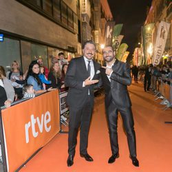Carlos Bardem y Antonio Velázquez a su llegada a la alfombra naranja del FesTVal