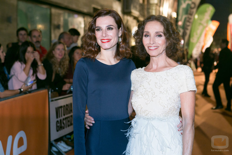Begoña Maestre y Ana Belén, actrices de 'Traición', cogidas de la cintura en el FesTVal