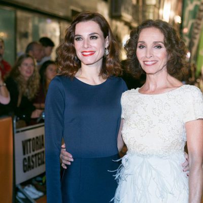Begoña Maestre y Ana Belén, actrices de 'Traición', cogidas de la cintura en el FesTVal