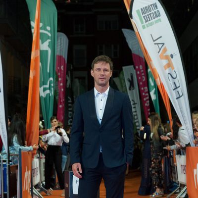 Eloy Azorín posando en la alfombra naranja en la presentación de 'Traición'