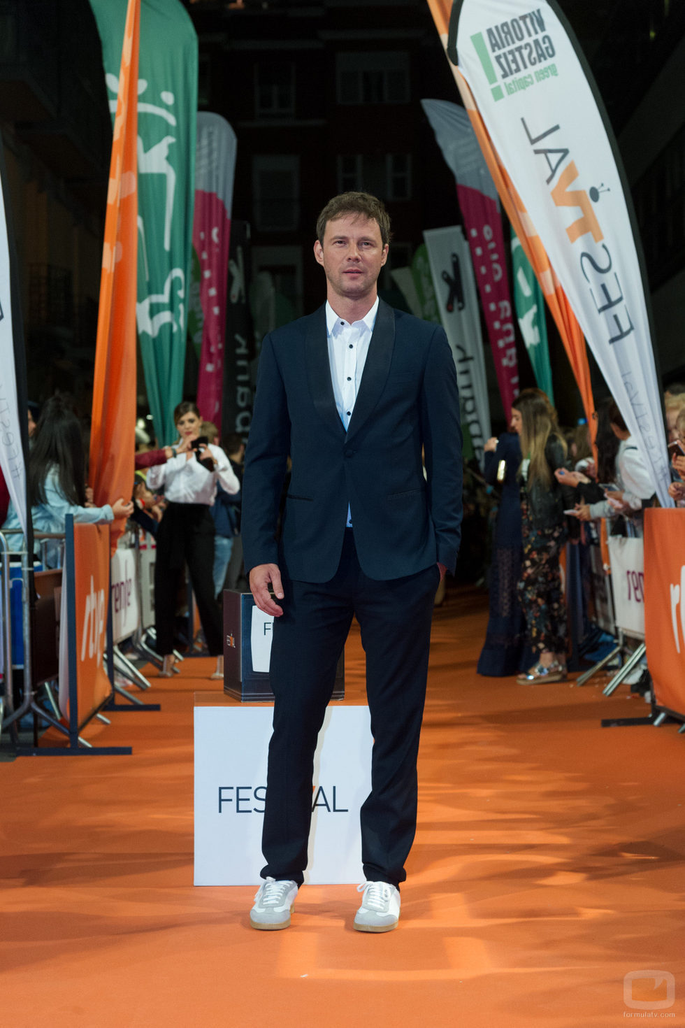 Eloy Azorín posando en la alfombra naranja en la presentación de 'Traición'