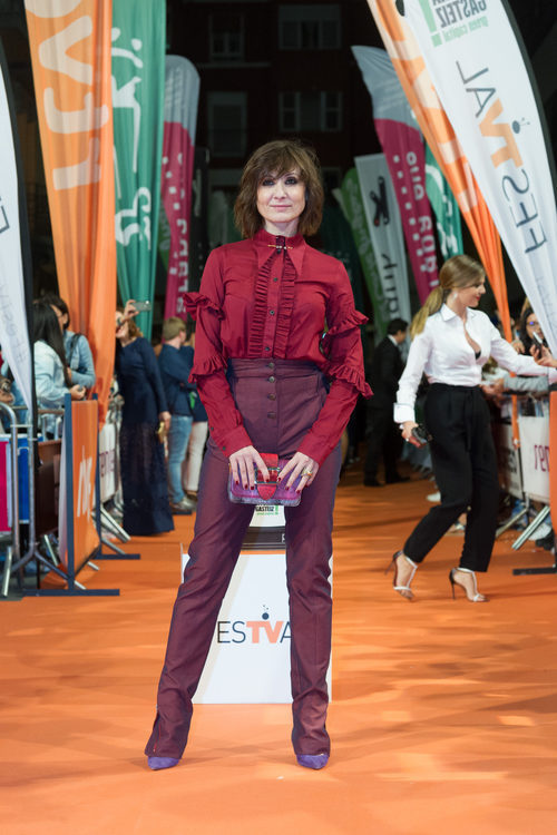 Nathalie Poza posa con su bolso en la alfombra naranja del FesTVal en la presentación de 'Traición'