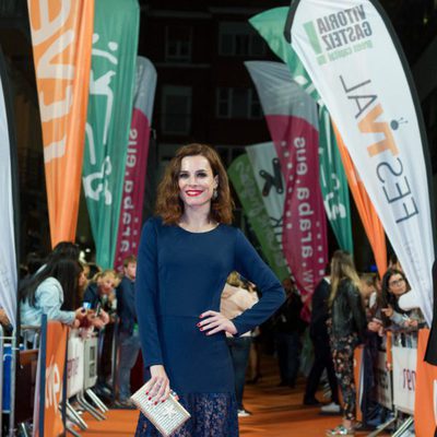 Begoña Maestre posa en la alfombra naranja del FesTVal por su papel en 'Traición'