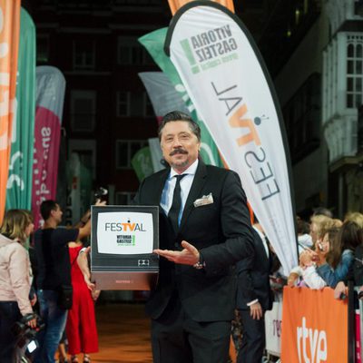 El actor de 'Traición', Carlos Bardem, con el símbolo del FesTVal