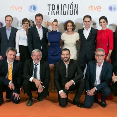 Los actores y el equipo de producción de 'Traición' posan juntos en el FesTVal