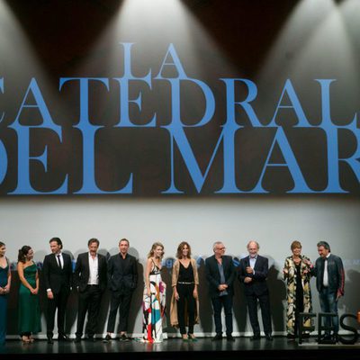 Los actores y el equipo de producción de 'Catedral del mar' en el FesTVal