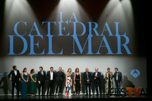 Los actores y el equipo de producción de 'Catedral del mar' en el FesTVal