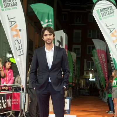 Aitor Luna, actor de 'La catedral del mar', en la alfombra naranja del FesTVal de Vitoria