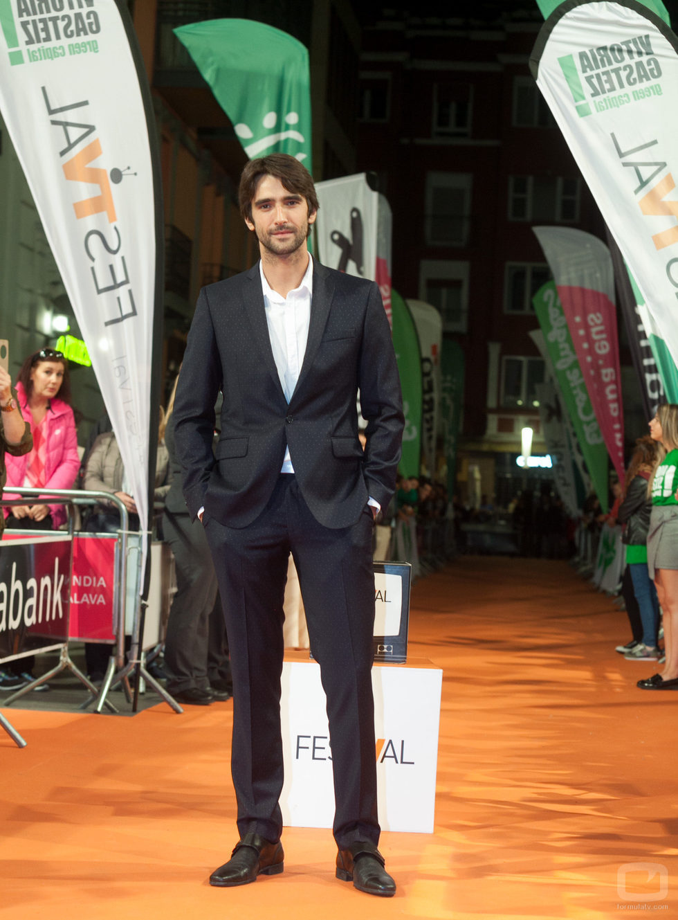 Aitor Luna, actor de 'La catedral del mar', en la alfombra naranja del FesTVal de Vitoria