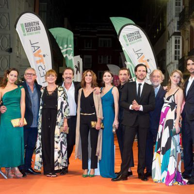 Equipo y reparto de 'La catedral del mar' en la alfombra naranja del FesTVal de Vitoria