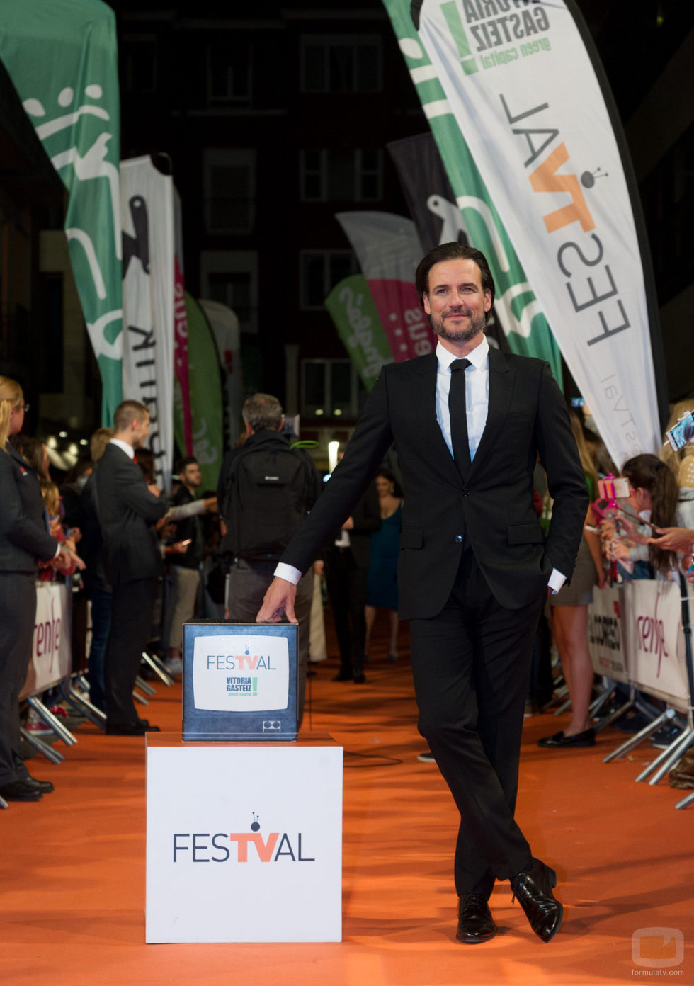 Daniel Grao junto al logo del FesTVal de Vitoria