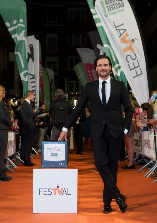 Daniel Grao junto al logo del FesTVal de Vitoria