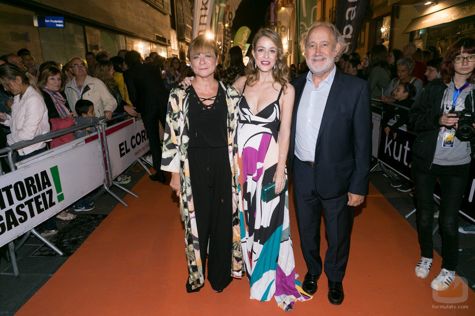 Silvia Abascal junto a Sonia Martínez y Jaume Banacolocha en el FesTVal de Vitoria