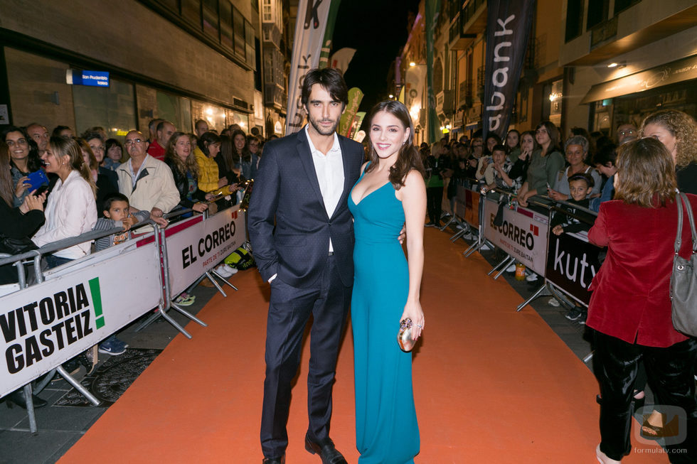 Aitor Luna y Andrea Duro, actores de 'La catedral del mar', en el FesTVal de Vitoria