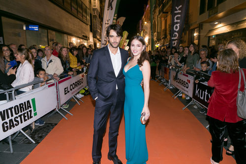 Aitor Luna y Andrea Duro, actores de 'La catedral del mar', en el FesTVal de Vitoria